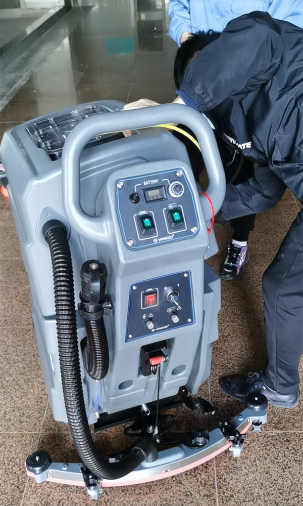 新鄉(xiāng)立白實(shí)業(yè)公司采購揚(yáng)子清潔設(shè)備